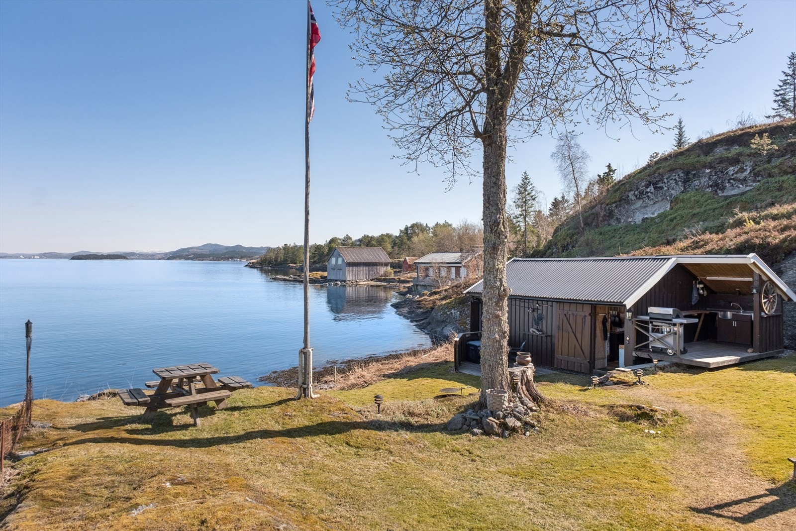 I tillegg til naustet finnes det også et røykeri på eiendommen. Galleribilde