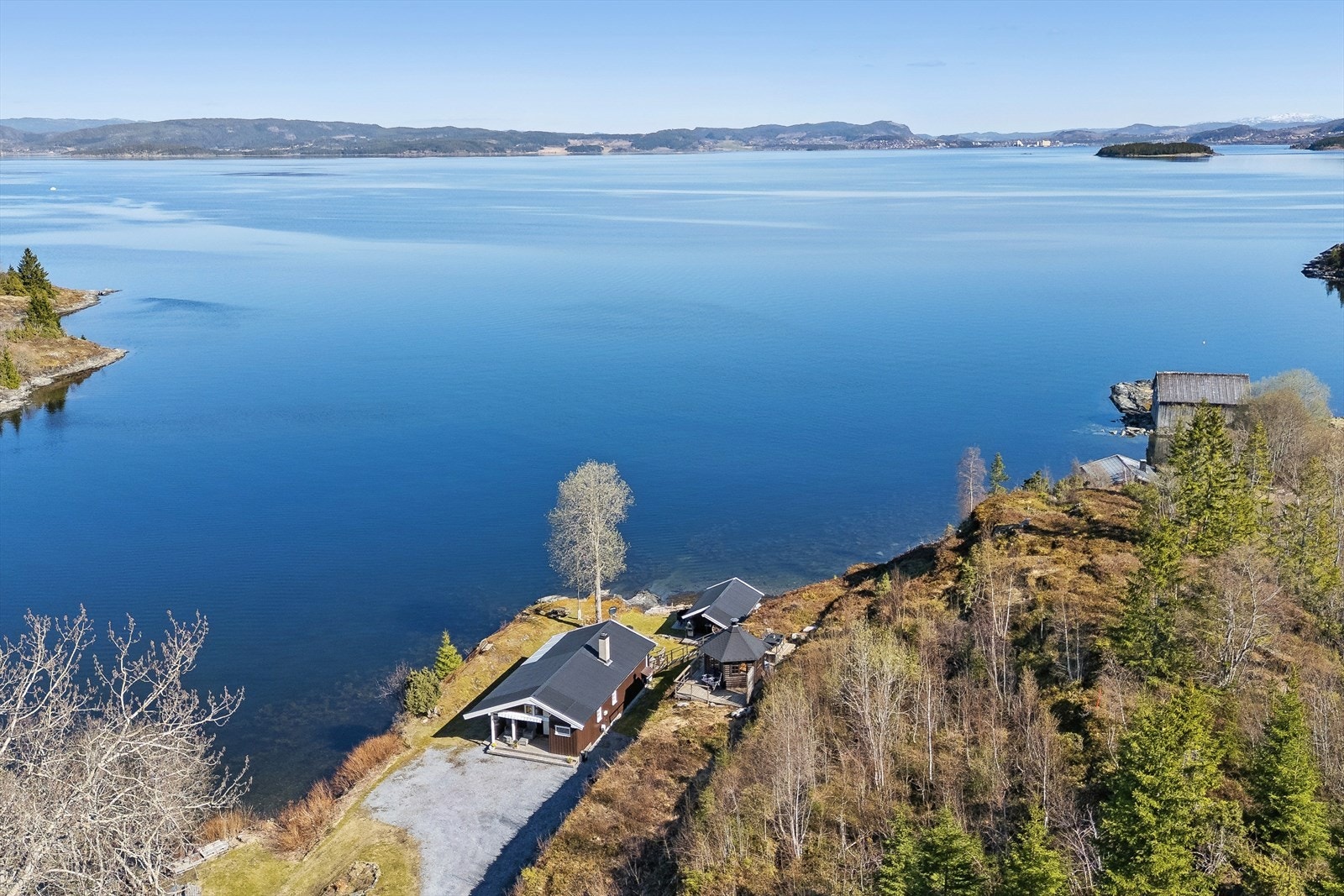 Et overblikk som viser den unike plasseringen med direkte tilknytning til vannet. Galleribilde