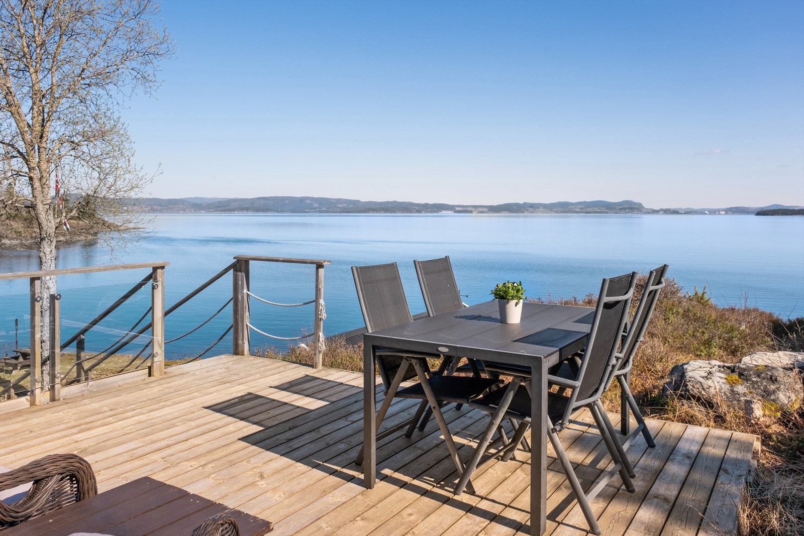 De store terrasseområdene gir rikelig med plass for utemøbler, soling og sosiale sammenkomster. Galleribilde