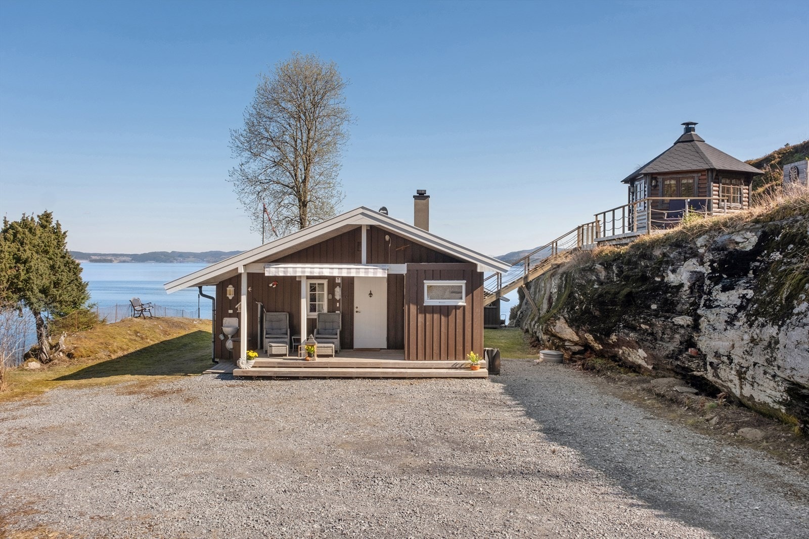 Eiendommen er pent plassert i terrenget med fjorden som nærmeste nabo. Galleribilde