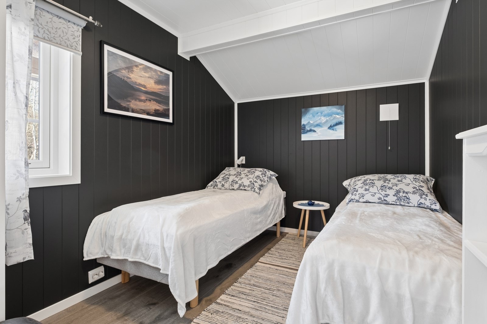 Hytta har to soverom. Dette rommet har plass til to enkeltsenger. Galleribilde