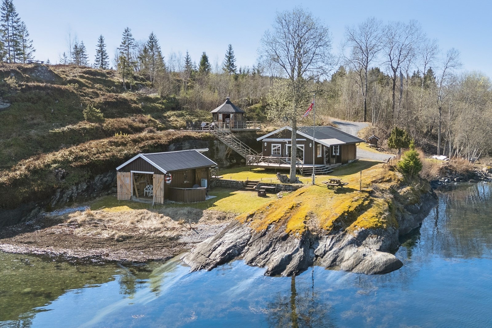 Idyllisk fritidseiendom i Inderøy med skjermet beliggenhet helt i vannkanten. Eiendommen byr på hovedhytte, naust og grillhytte, samt egen strandlinje. En sjelden mulighet til å sikre seg et idyllisk fristed med umiddelbar nærhet til sjøen. Galleribilde