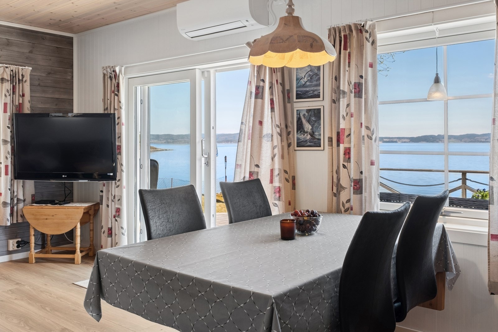 Fra spiseplassen kan du nyte den flotte utsikten over fjorden. Galleribilde