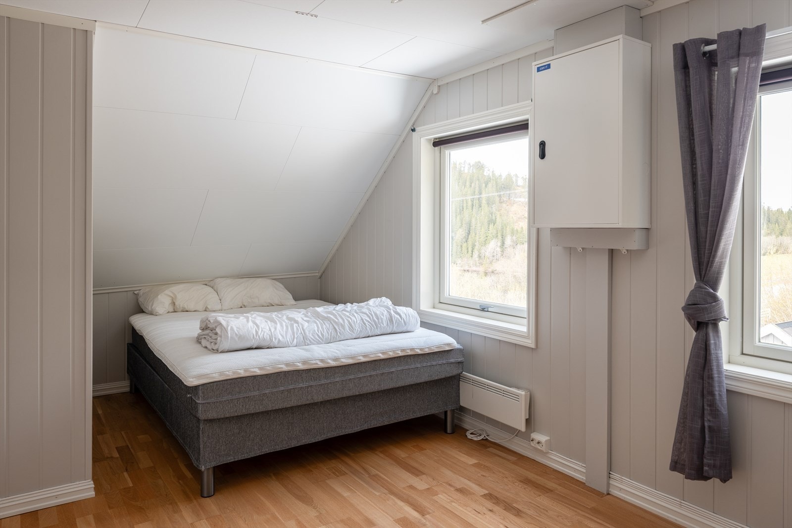 Det største soverommet måler hele 16m², her får du god plass til dobbeltseng, nattbord, garderobeløsning og skrivebord. Galleribilde