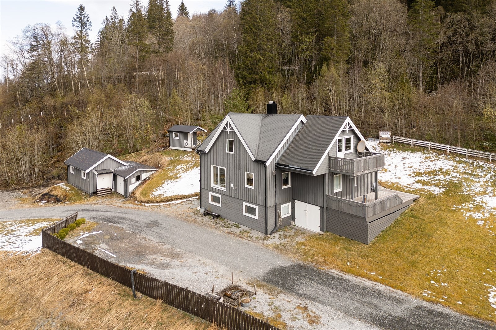 Boligen ble bygd i 1950, og holder en gjennomgående pen standard med jevnlige oppgraderinger de siste årene, deriblant bad, kjøkken og vaskerom. Galleribilde