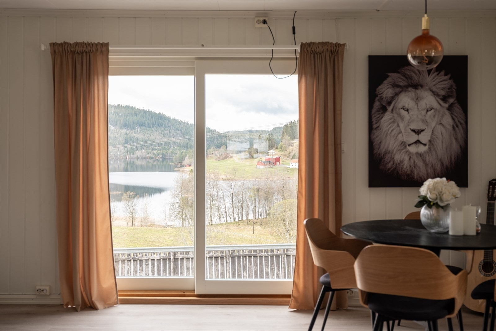 Fra stuen får du store vindu, som også inneholder utgangsdør om du vil bygge en terrasse i forkant av boligen. Galleribilde