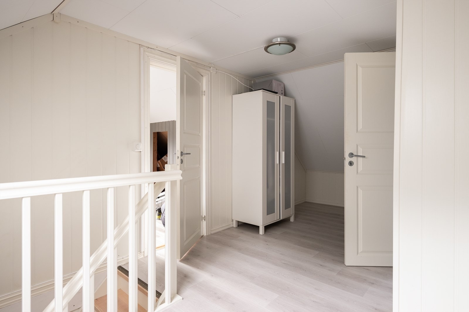 Loftetasjen består av 3 soverom, kott og balkong på 7m². Galleribilde