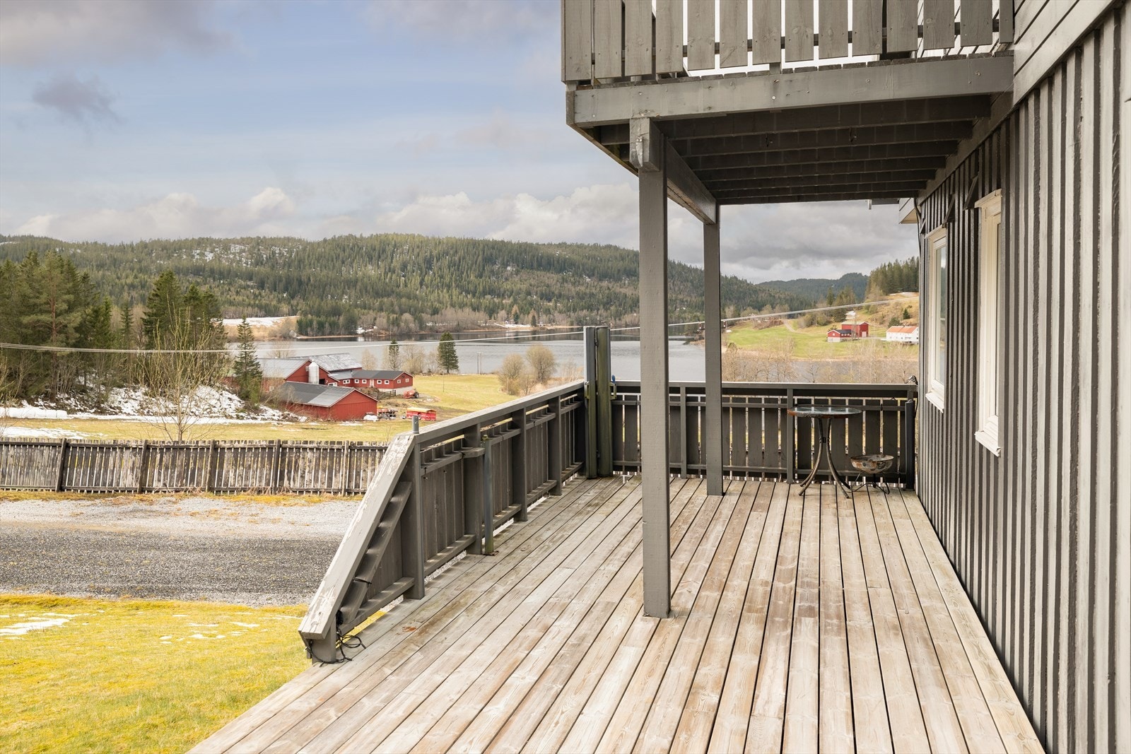 Terrassen måler hele 52m² og byr på fantastiske solforhold fra sør. Galleribilde
