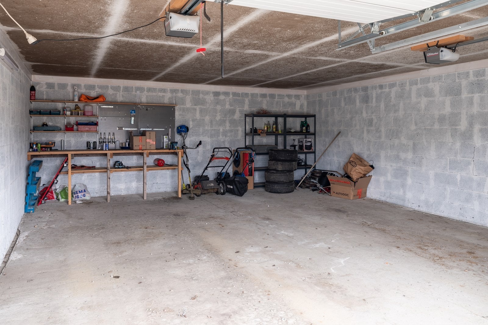 I garasjen er det rikelig med med plass til oppbevaring. Galleribilde