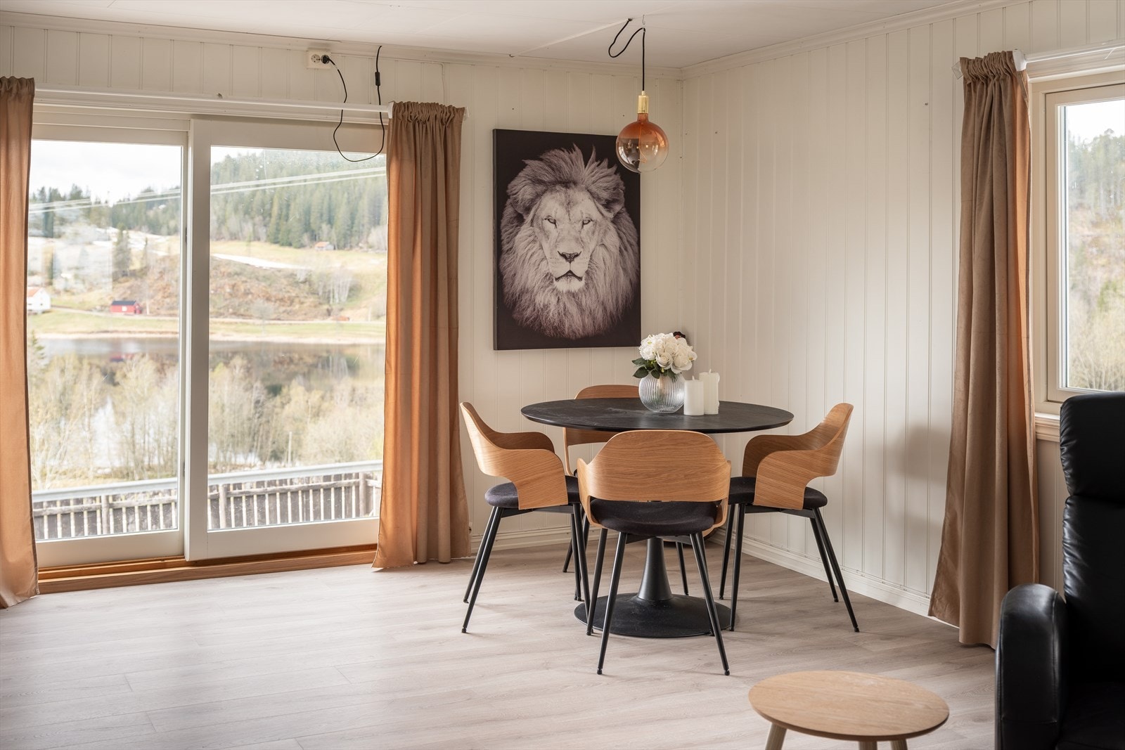 Spisebordet får sin naturlige plassering i hjørnet av stuen - omgitt av rikelig naturlig lys og flott utsikt. Galleribilde