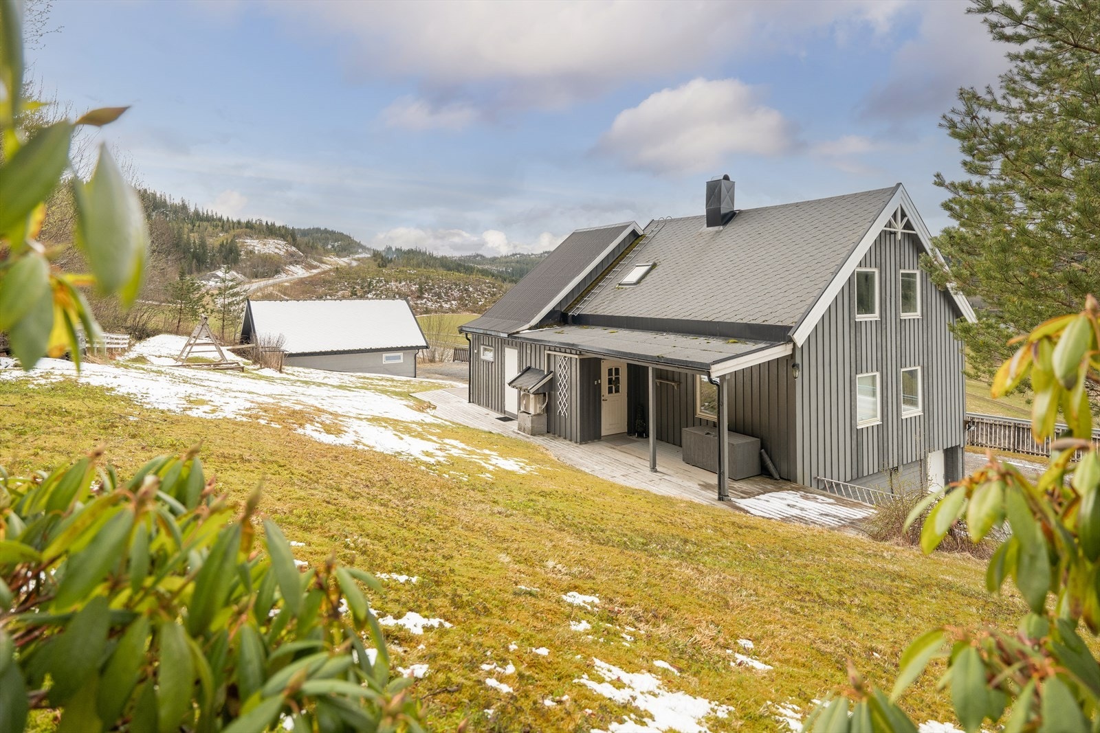 Her får du sjelden enebolig på hele 177m² fordelt over tre plan med en rekke gode kvaliteter, deriblant dobbeltgarasje, stor tomt og solrik terrasse. Galleribilde
