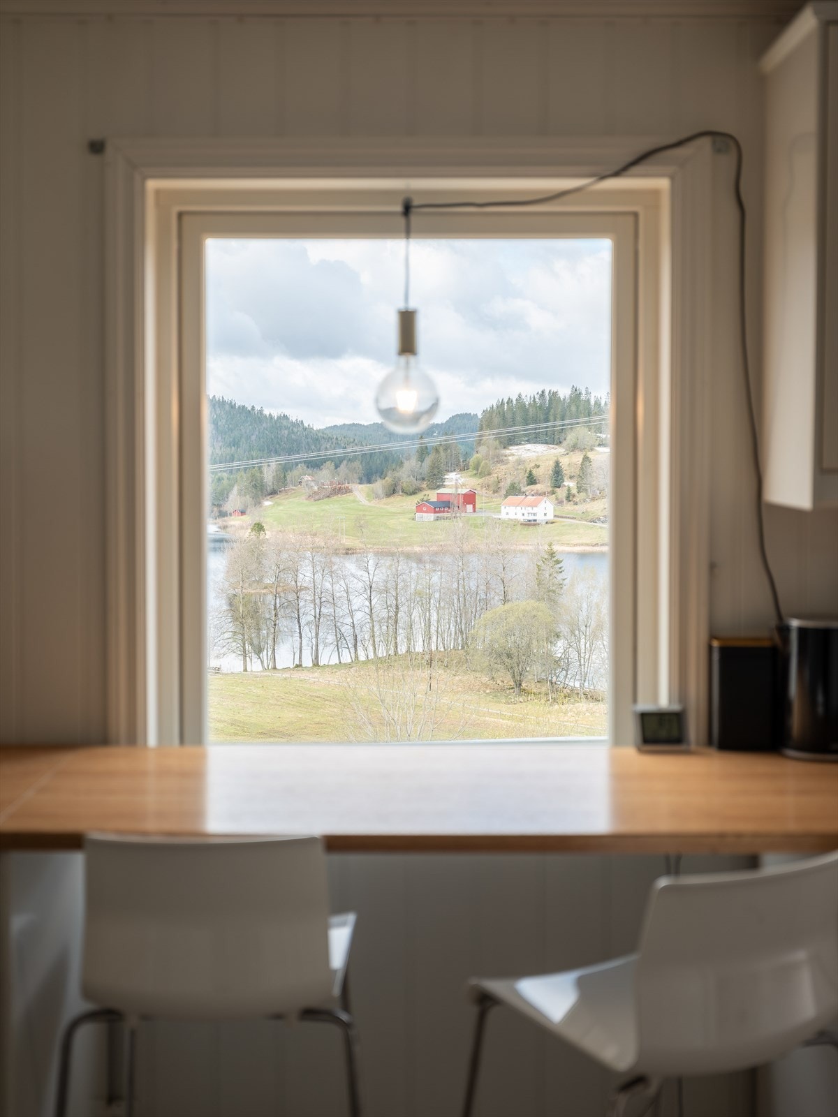 Boligen ligger skjermet og idyllisk til ved Storvatnet, med rask adkomst til både Vanvikan og Rissa. Galleribilde