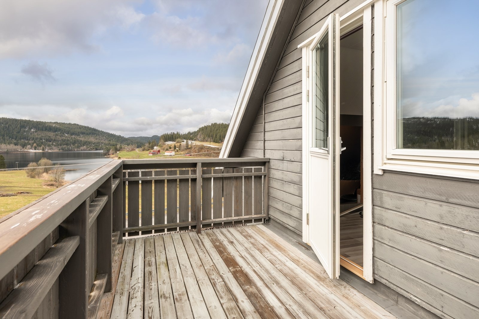 Balkongen er målt til 7m² og byr på flotte sol- og utsiktsforhold. Galleribilde