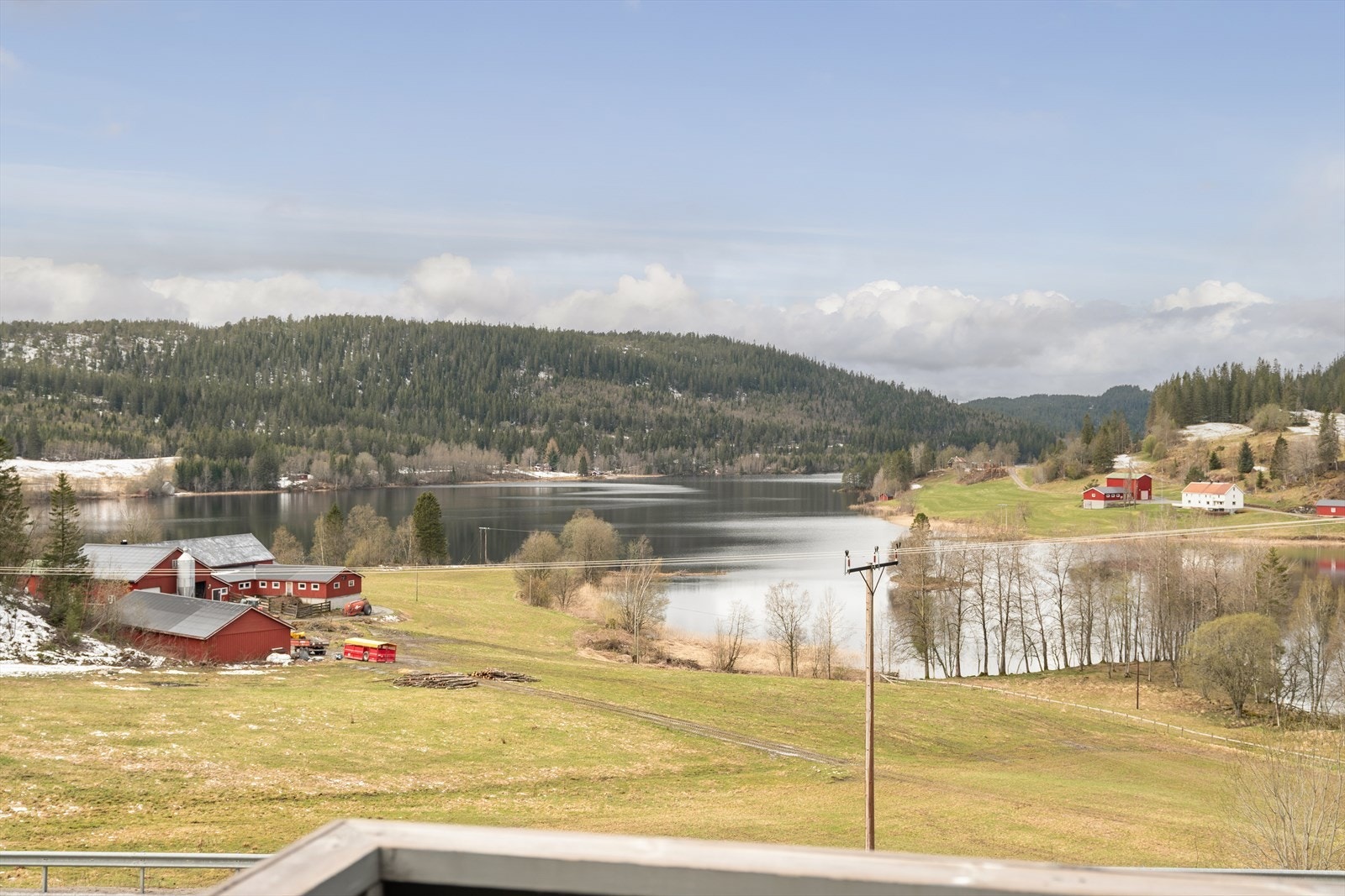 Fra boligen får du nydelig utsikt utover Koppråbukta og de landlige og idylliske omgivelsene. Galleribilde
