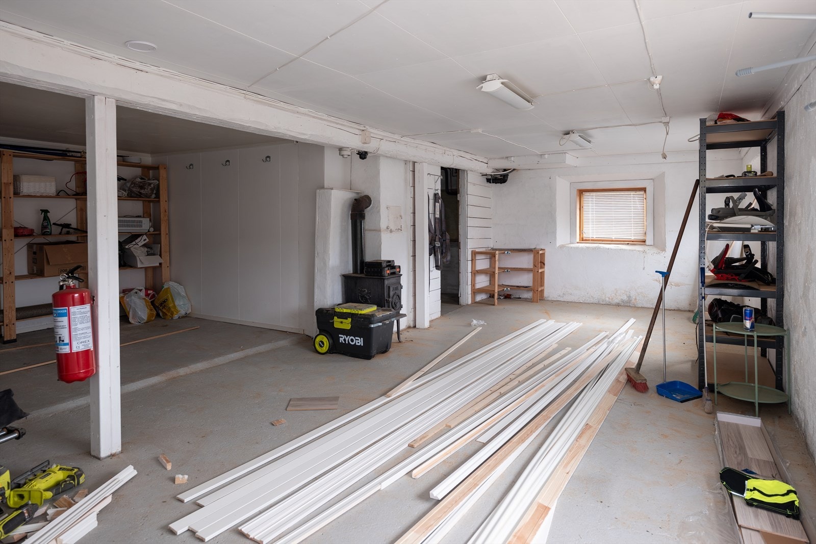 Kjelleren består av teknisk rom, åpent kjellerrom og en stor på bod på hele 16m². Galleribilde