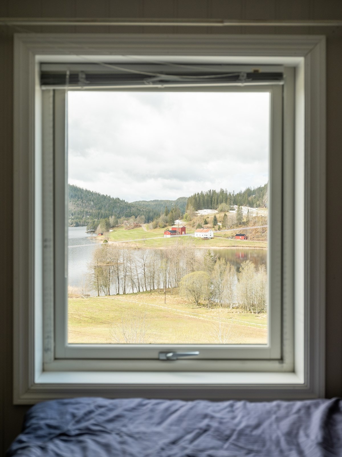 Fra soveromsvinduet har du vakker utsikt mot vannet. Galleribilde