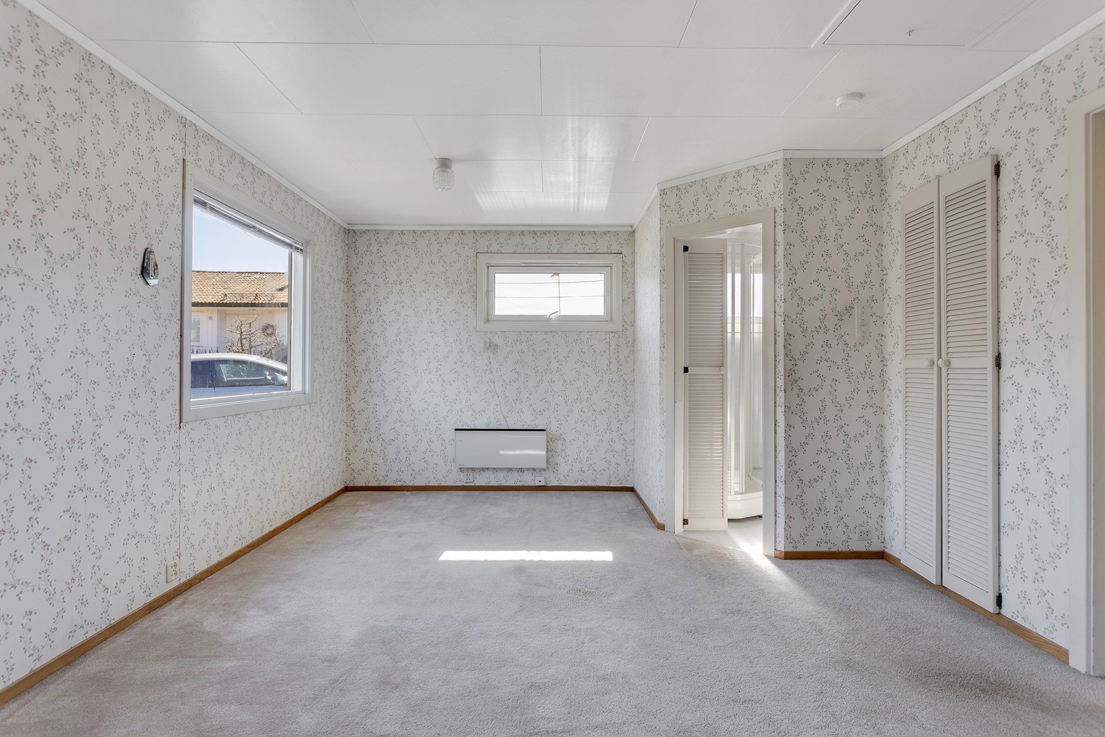 Stort hovedsoverom med inngang til eget bad samt garderobe/walk-in Galleribilde