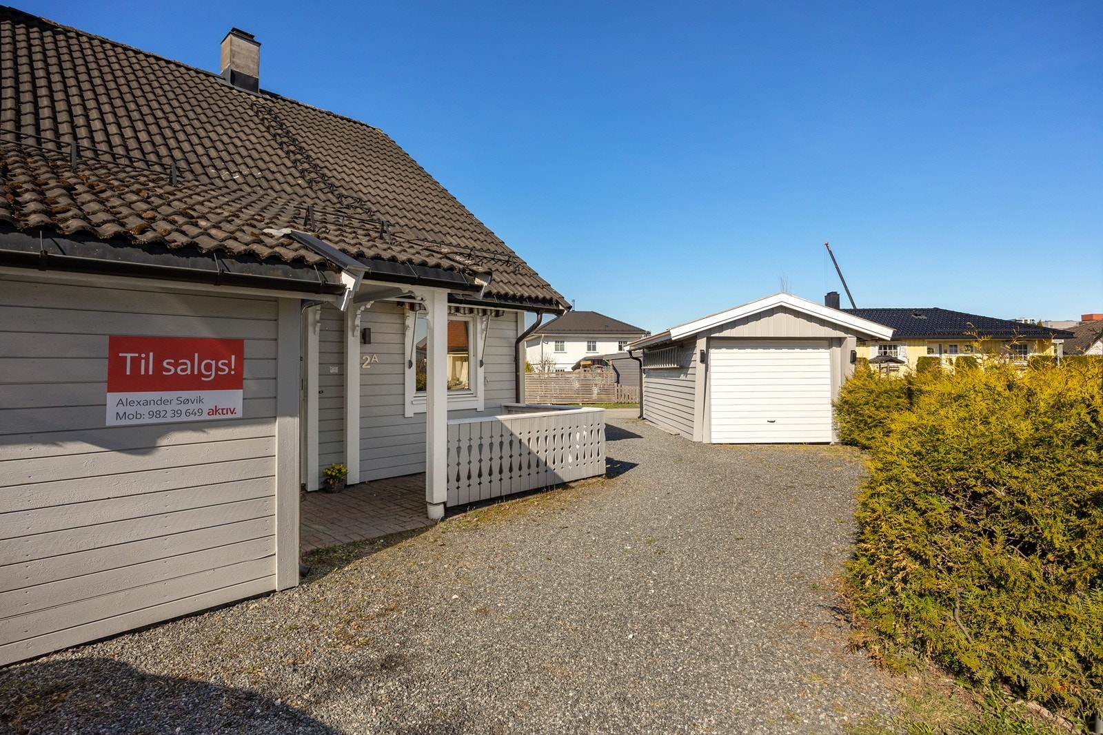 Parkering kan gjøres i den frittliggende enkelgarasjen eller på den gruslagte gårdsplassen. Galleribilde