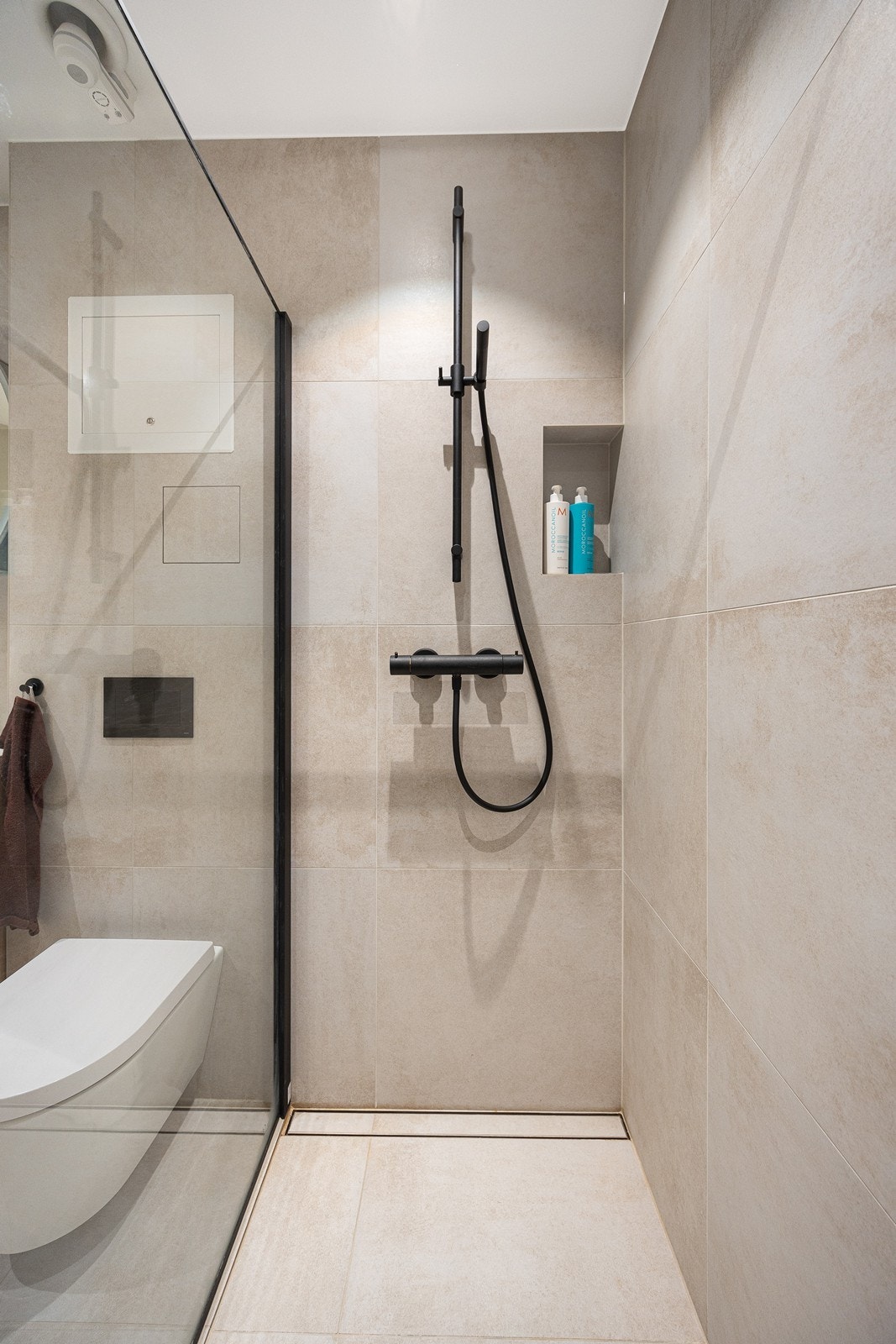 Videre har badet vegghengt toalett, dusjnisje, opplegg for vaskemaskin og lun varme under det flislagte gulvet. Galleribilde