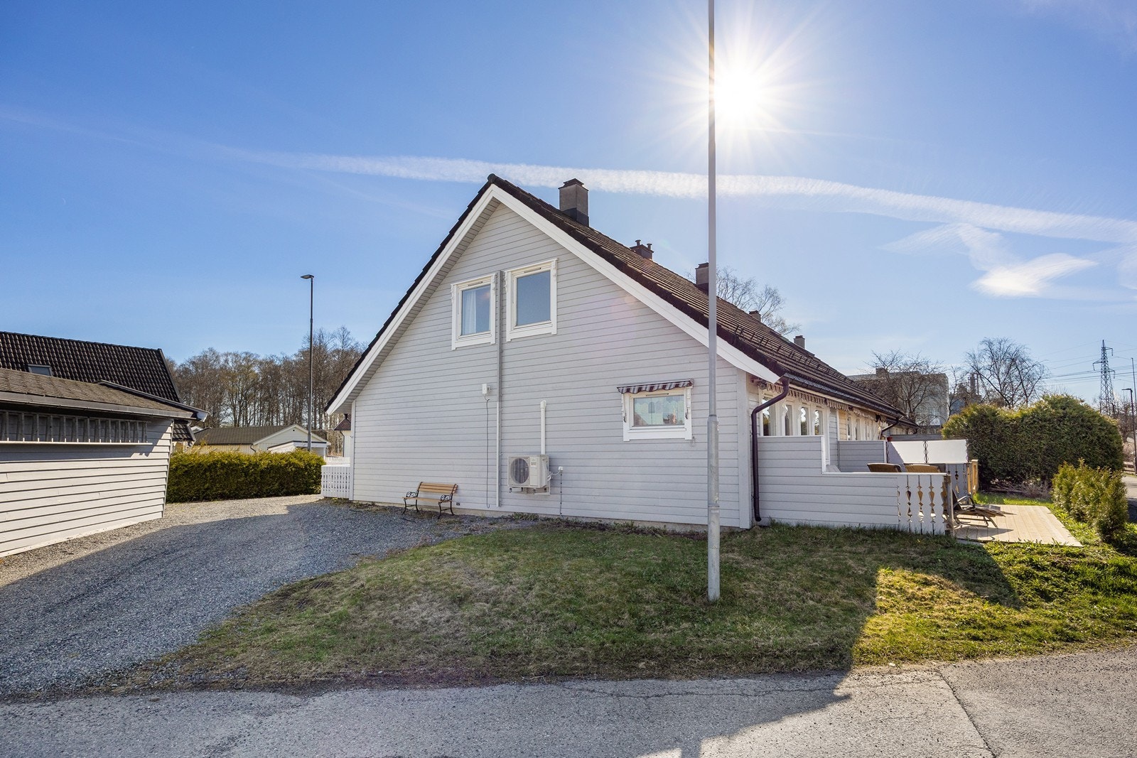 Tomten er opparbeidet med plenarealer, hekk og gruslagt gårdsplass. Galleribilde