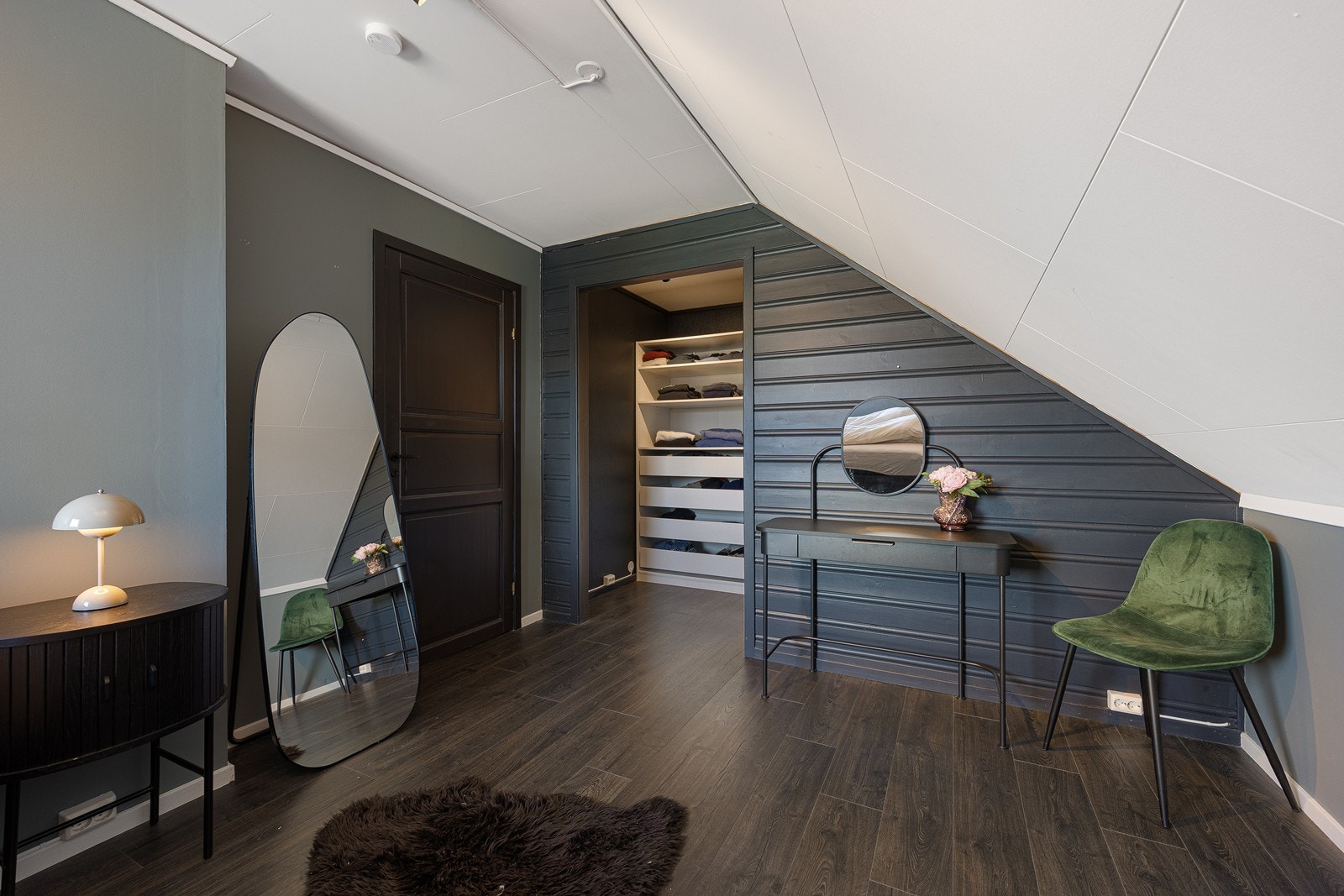 Ett av soverommene i andre etasje har et tillliggende walk-in closet. Galleribilde