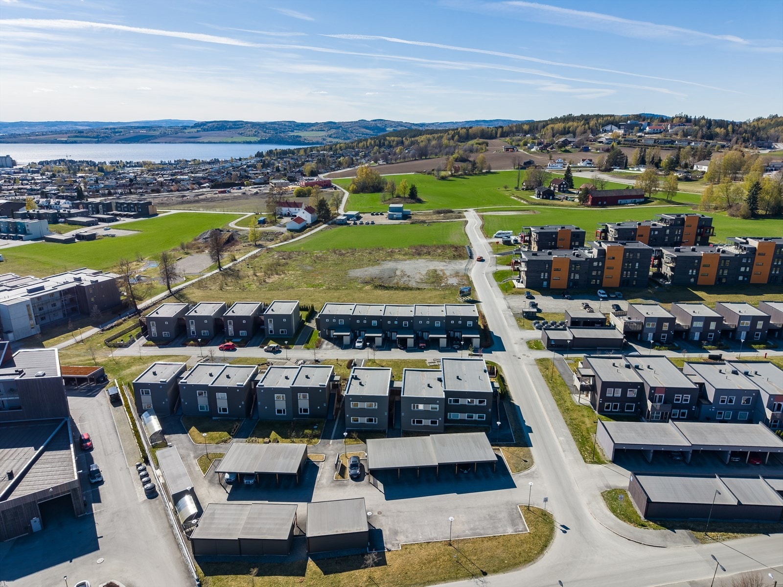 Nærmeste bussholdeplass er Voll, ca. 3 minutters gange fra boligen. Hamar stasjon ligger ca. 8 minutter unna med bil. Galleribilde