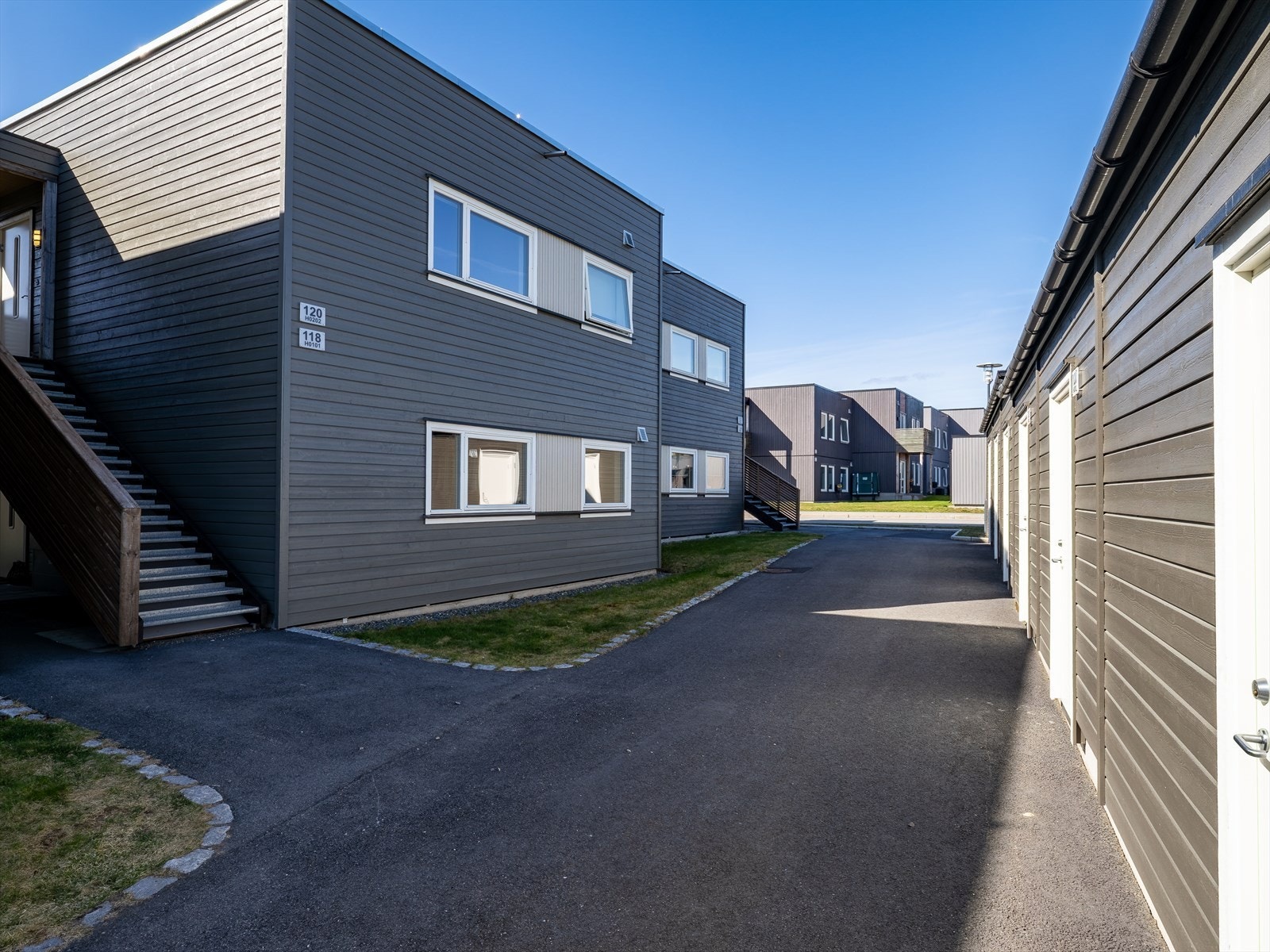 Til boligen hører en egen carport og en praktisk utvendig bod på ca. 5 m². Galleribilde
