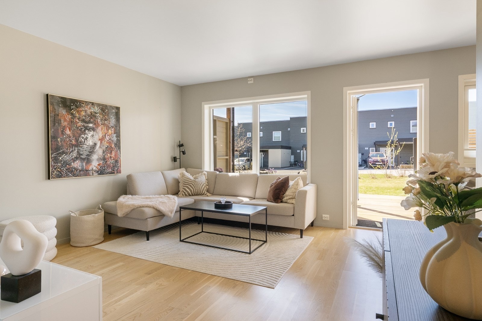 Store vindusflater slipper inn rikelig med naturlig lys og gir rommet en luftig og innbydende følelse. Galleribilde