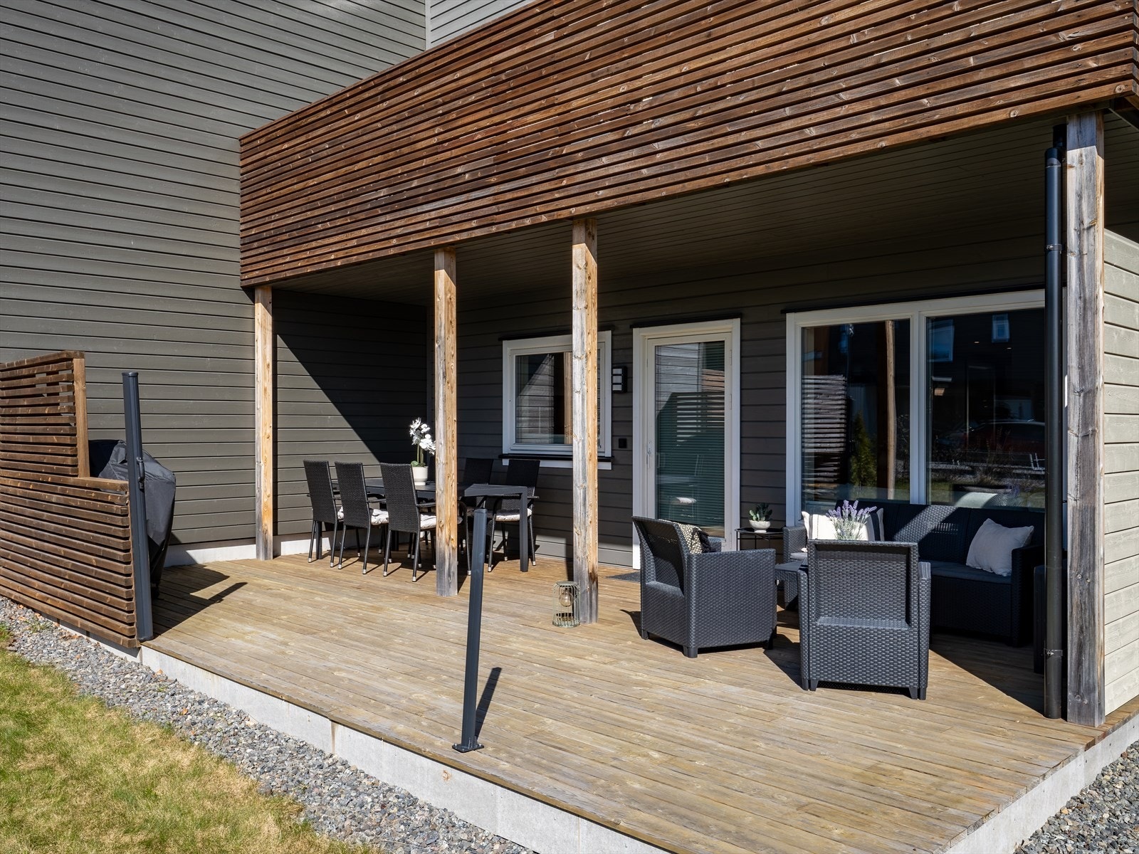Fra stuen er det utgang til en stor, vestvendt terrasse på ca. 31 m². Galleribilde