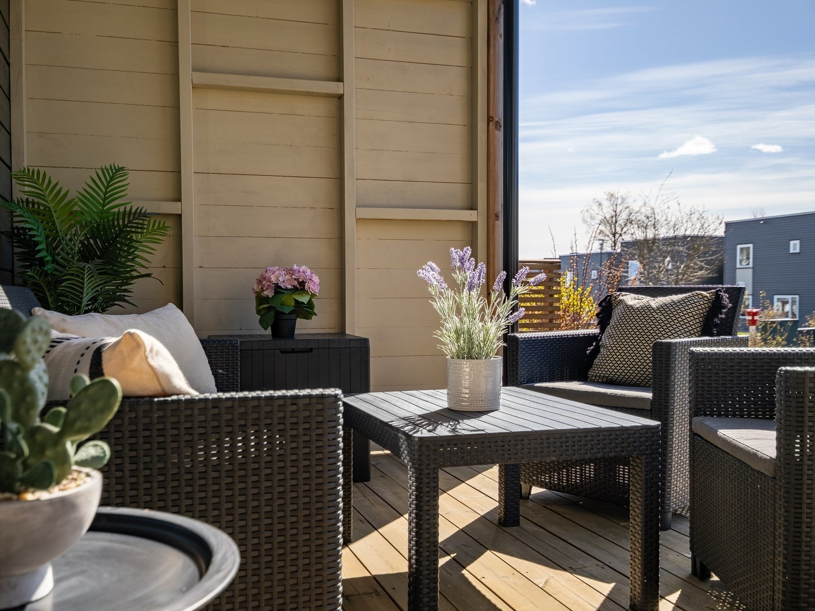Deler av terrassen har takoverbygg og belysning, og fungerer som en naturlig forlengelse av stuen i sommerhalvåret. Galleribilde