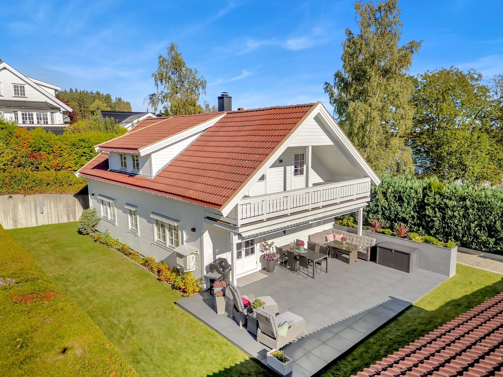 Dette er et moderne og gjennomført hjem som passer perfekt for familien som ønsker god plass, praktiske løsninger og nærhet til både natur og hverdagsfasiliteter. Galleribilde