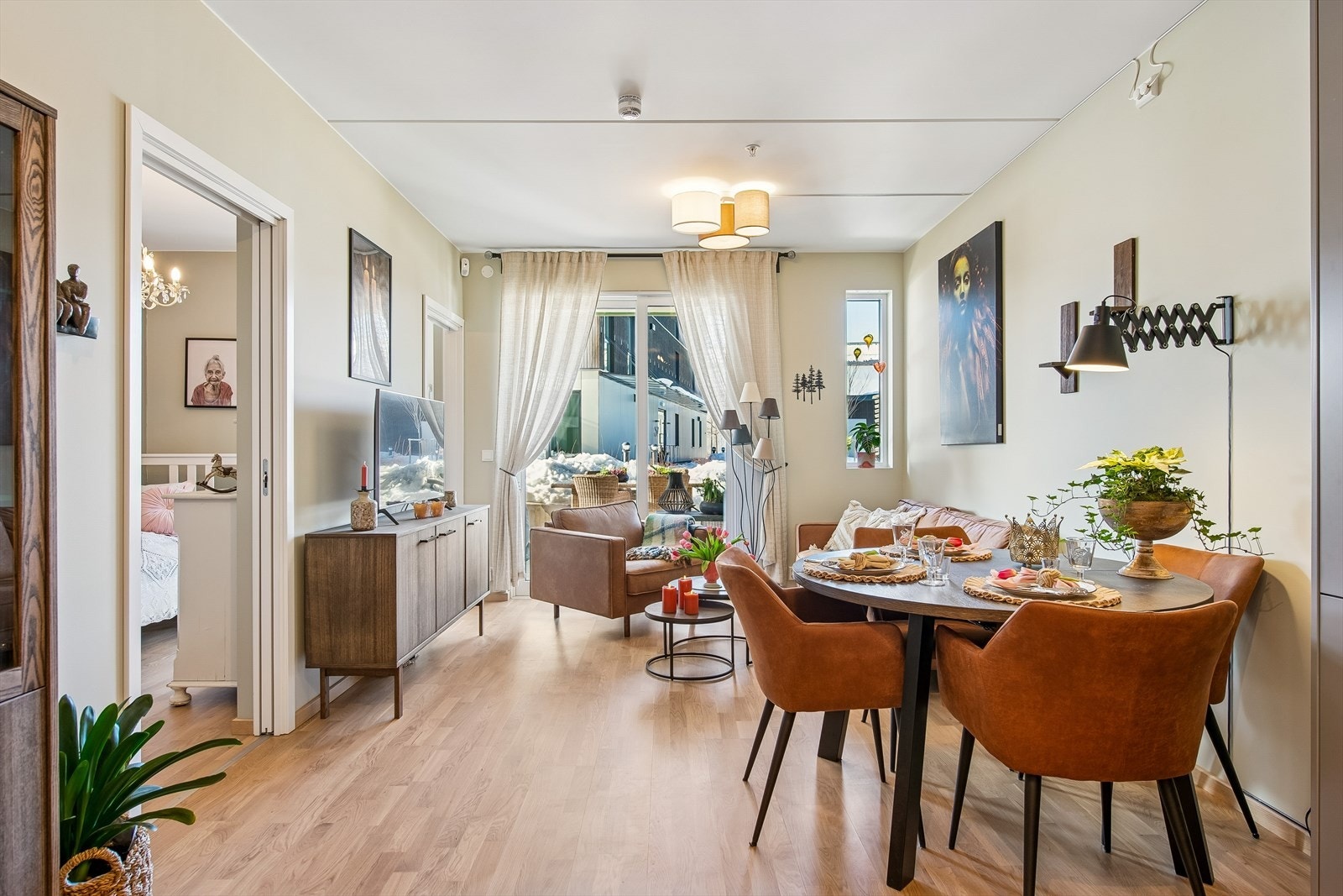 Komforten sikres av vannbåren gulvvarme i alle oppholdsrom og balansert ventilasjon for et sunt inneklima. Galleribilde