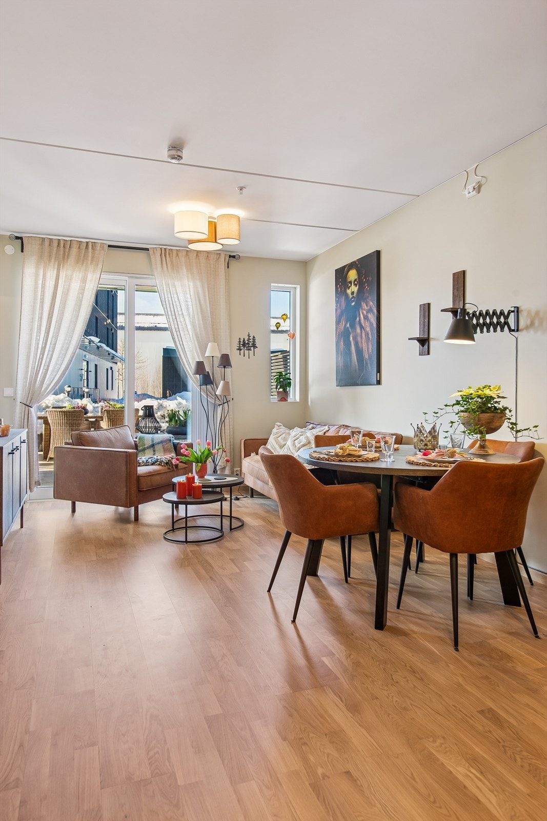 Store vindusflater gir rikelig med lys til oppholdsrommet. Galleribilde