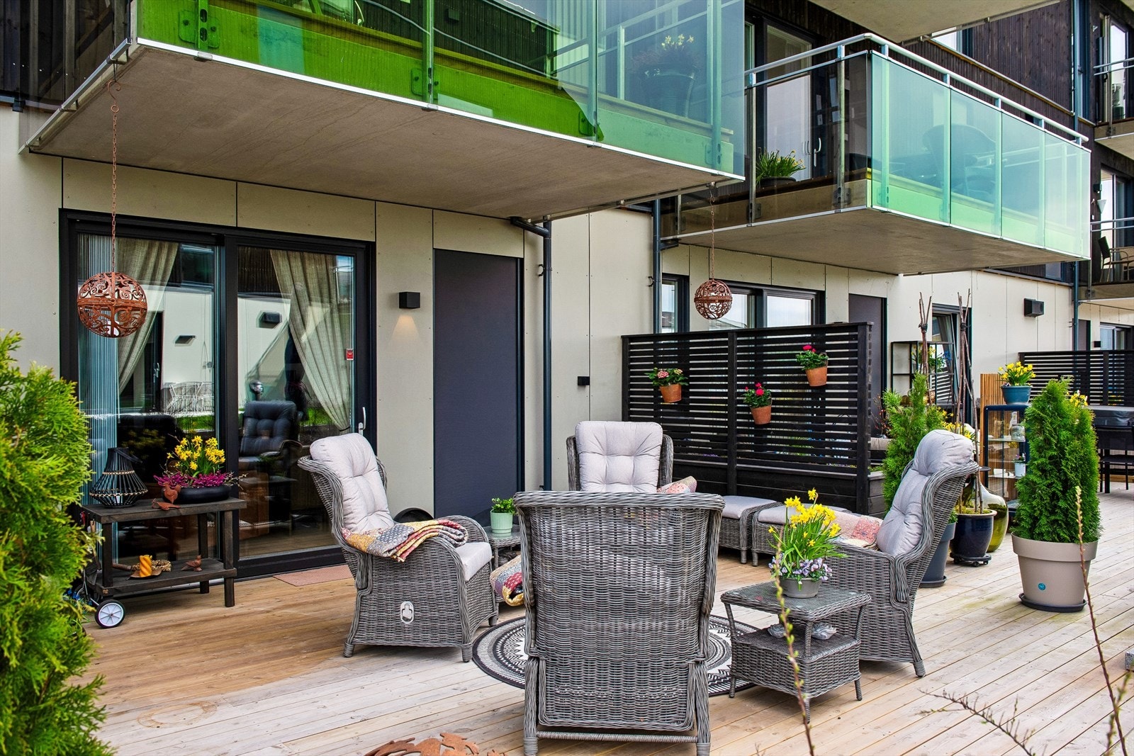 Fra stuen åpner skyvedøren ut til en svært romslig og delvis overbygget terrasse på 31 m². Galleribilde