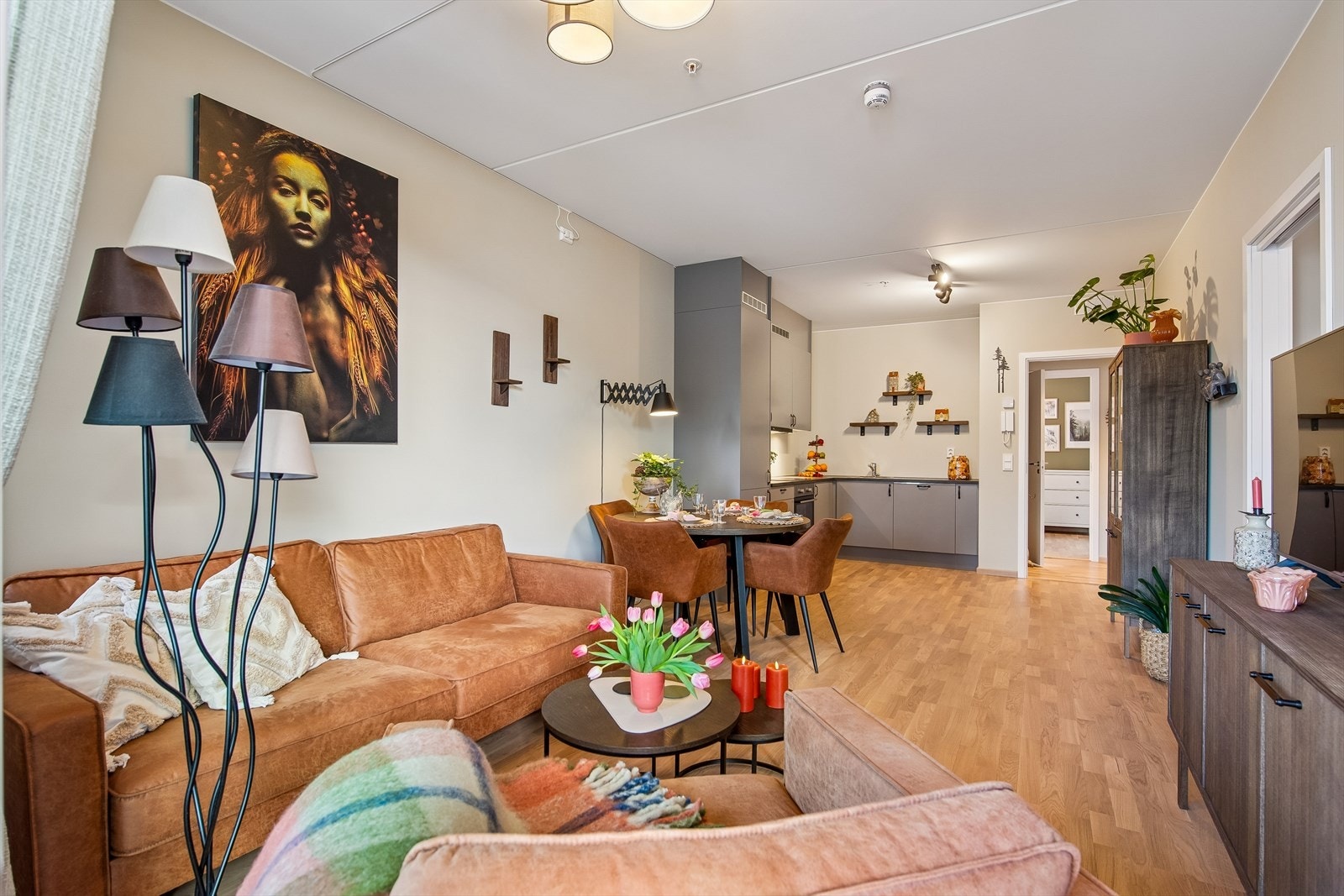 Leiligheten er gjennomgående, og har god standard på overflater og innredninger. Galleribilde