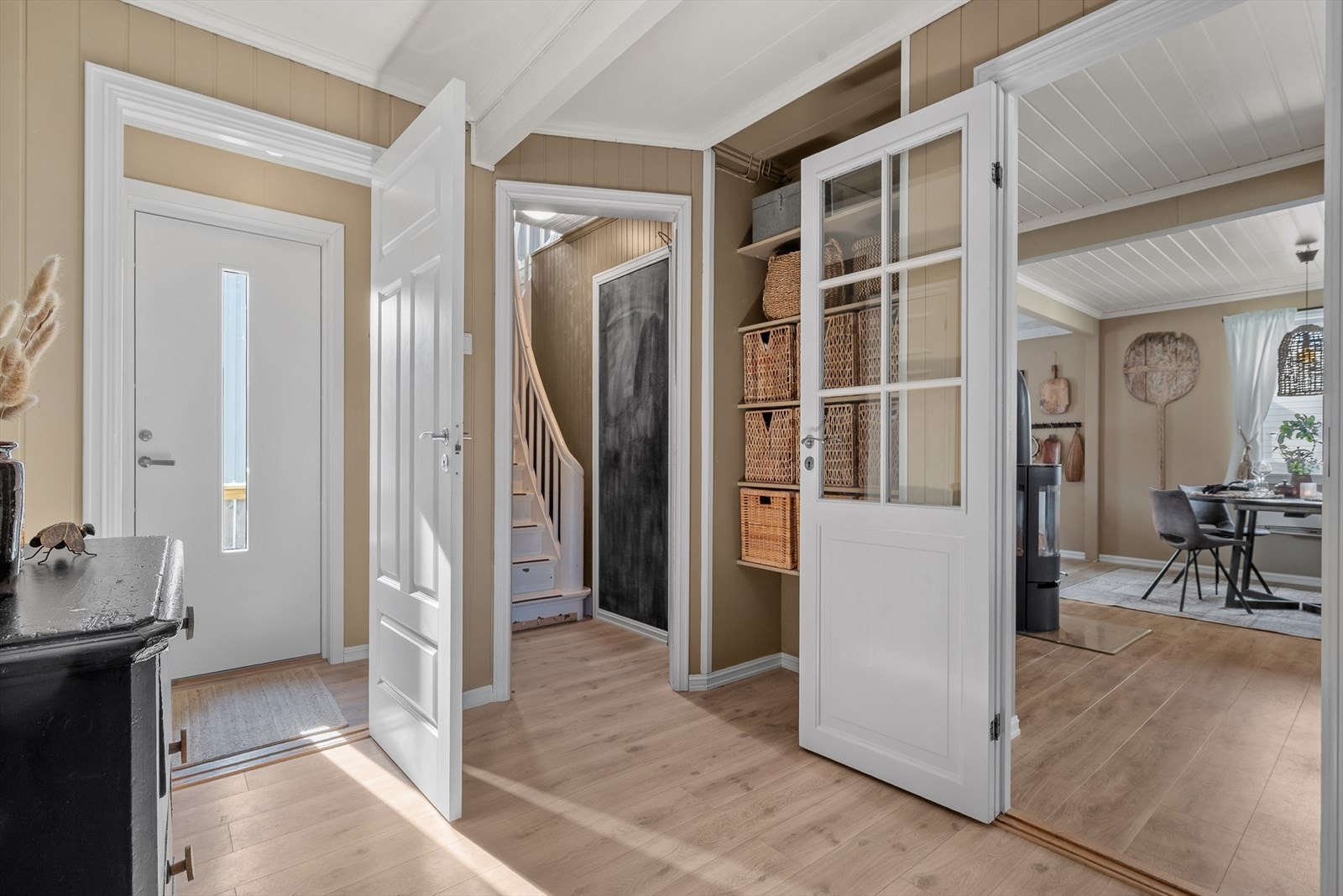 Innenfor entréen kommer du til en romslig gang med god oppbevaringsplass. Galleribilde