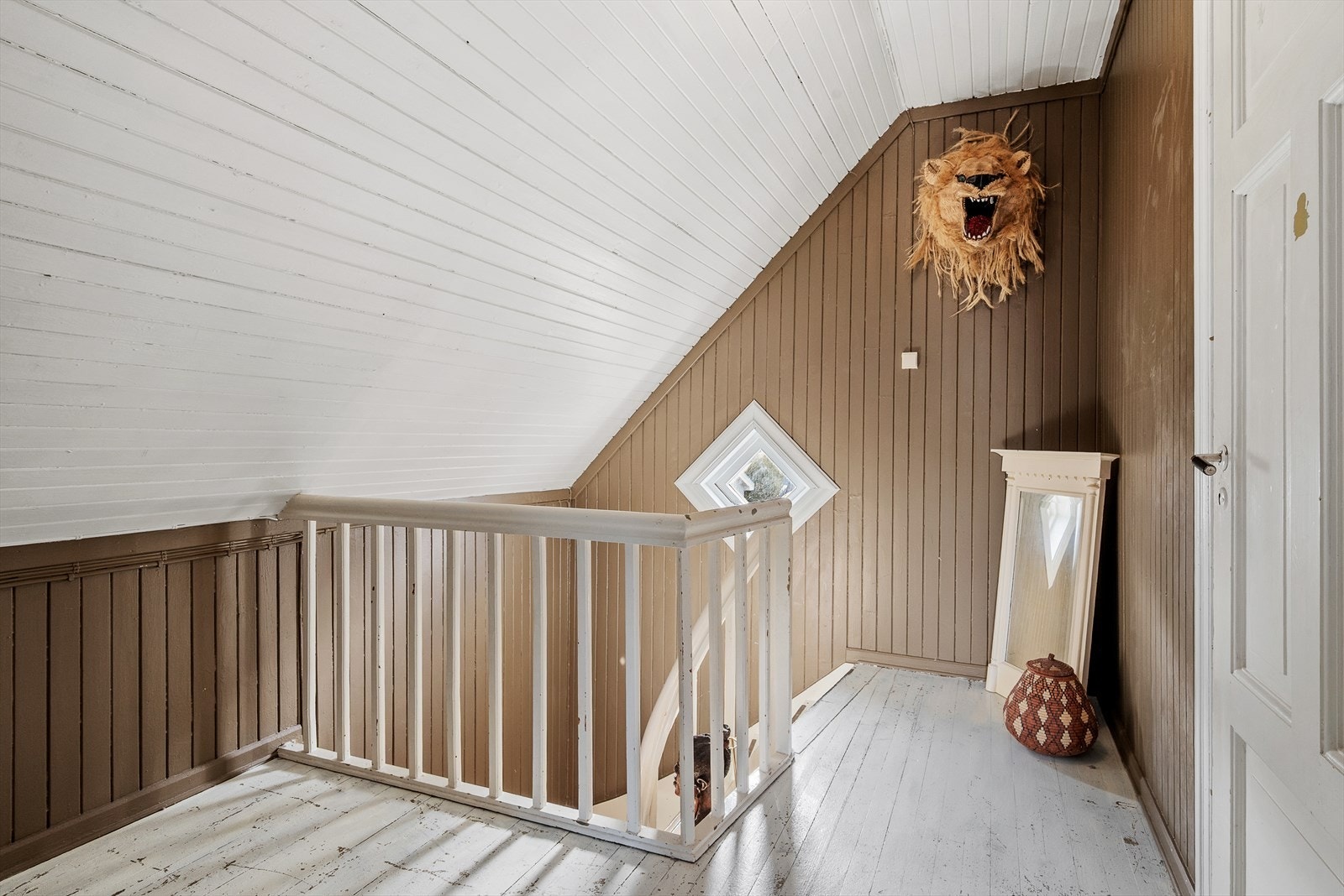 Tar du trappen opp til boligens loftsetasje, finner du gang og tre soverom. Galleribilde