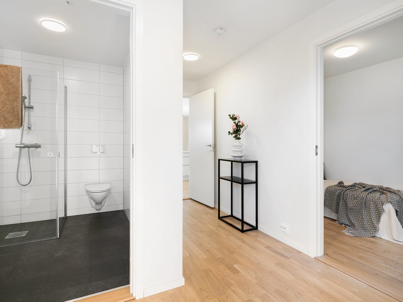 Fra gangen er det adkomst til et av boligens tre soverom og et flislagt bad. Galleribilde