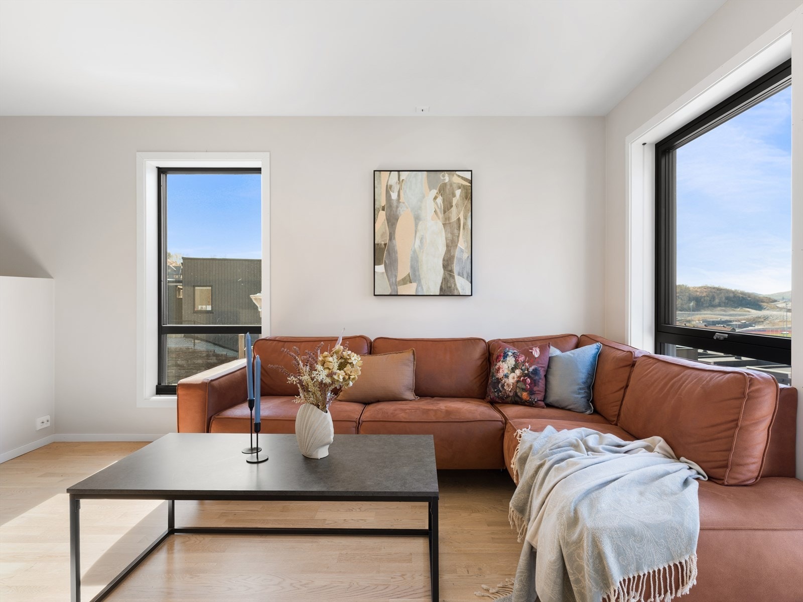 Stuen har plass til en romslig sofagruppe. Oppvarming skjer via en luft-til-luft-varmepumpe, supplert med balansert ventilasjon. Galleribilde