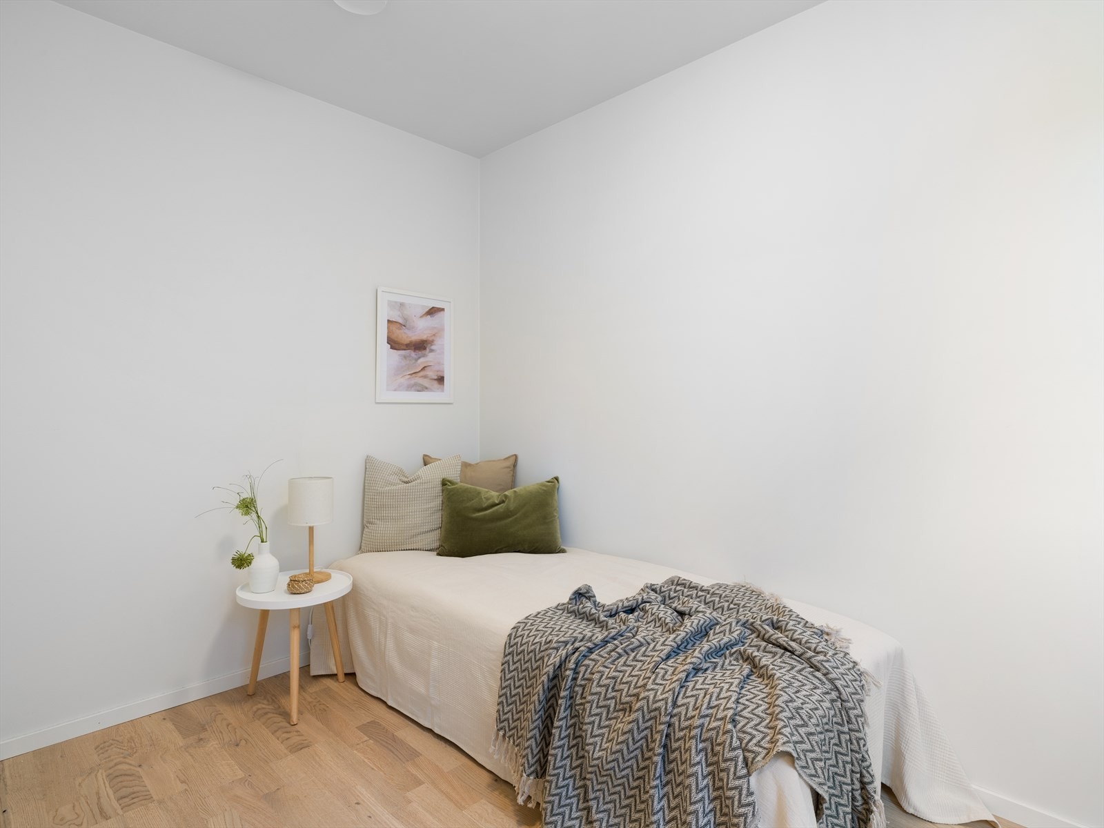 Soverommet i hovedetasjen er praktisk plassert og egner seg godt som barnerom, gjesterom eller kontor. Galleribilde