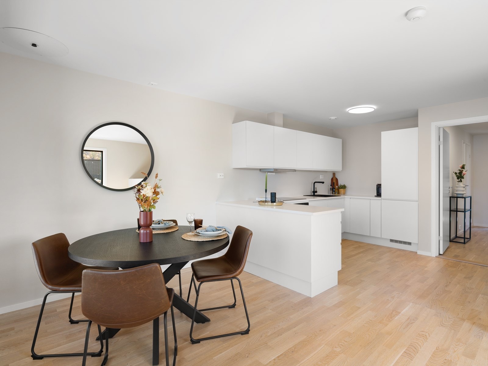 Overflatene er holdt i moderne farger, med malte plater på veggene og listefri overgang til tak. Galleribilde