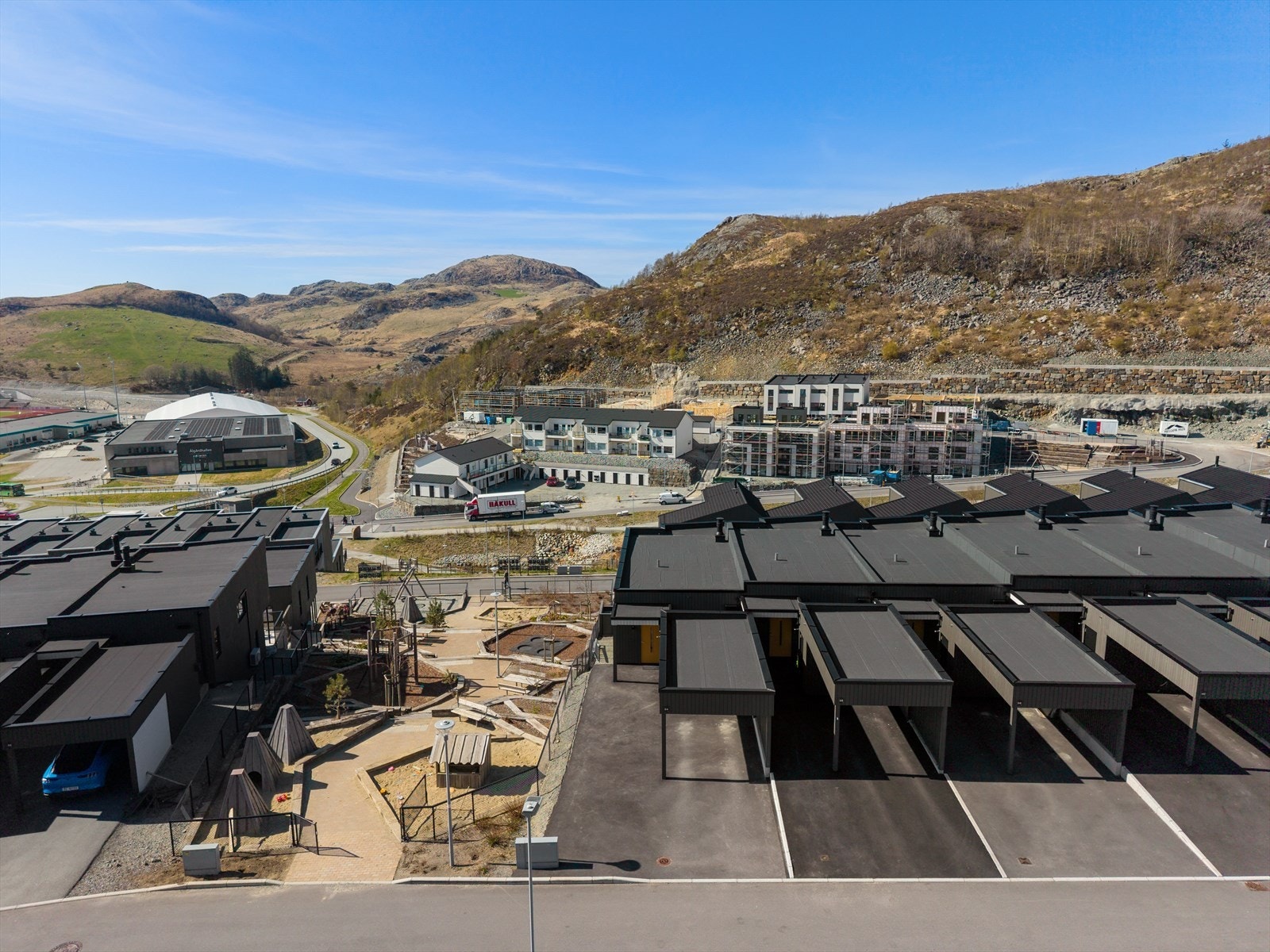 Det er gangavstand til Kodlidalen barnehage og kort vei til Solås skole. Galleribilde