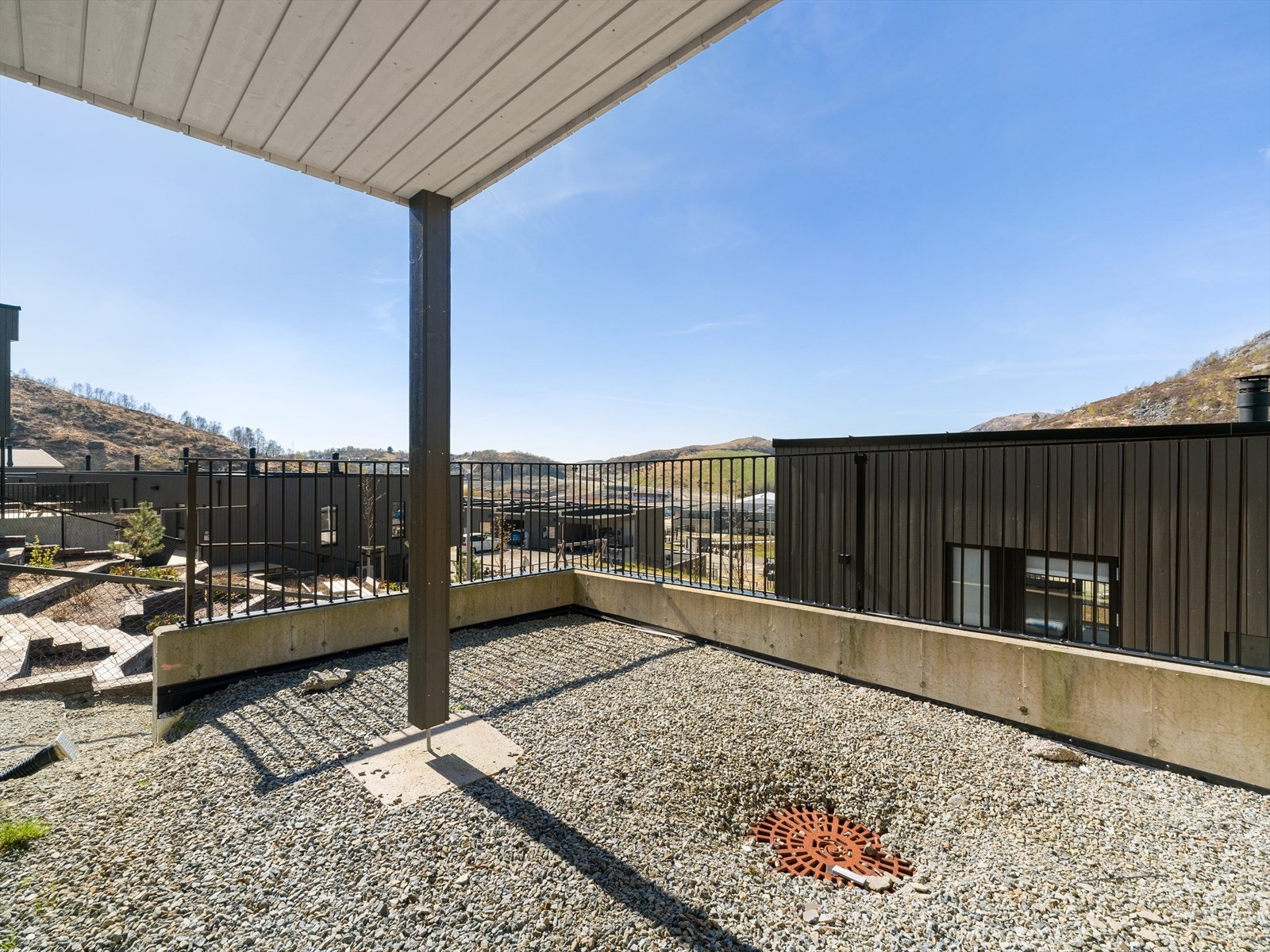 Her er det rikelig med plass for utemøbler, grill og lek. Galleribilde