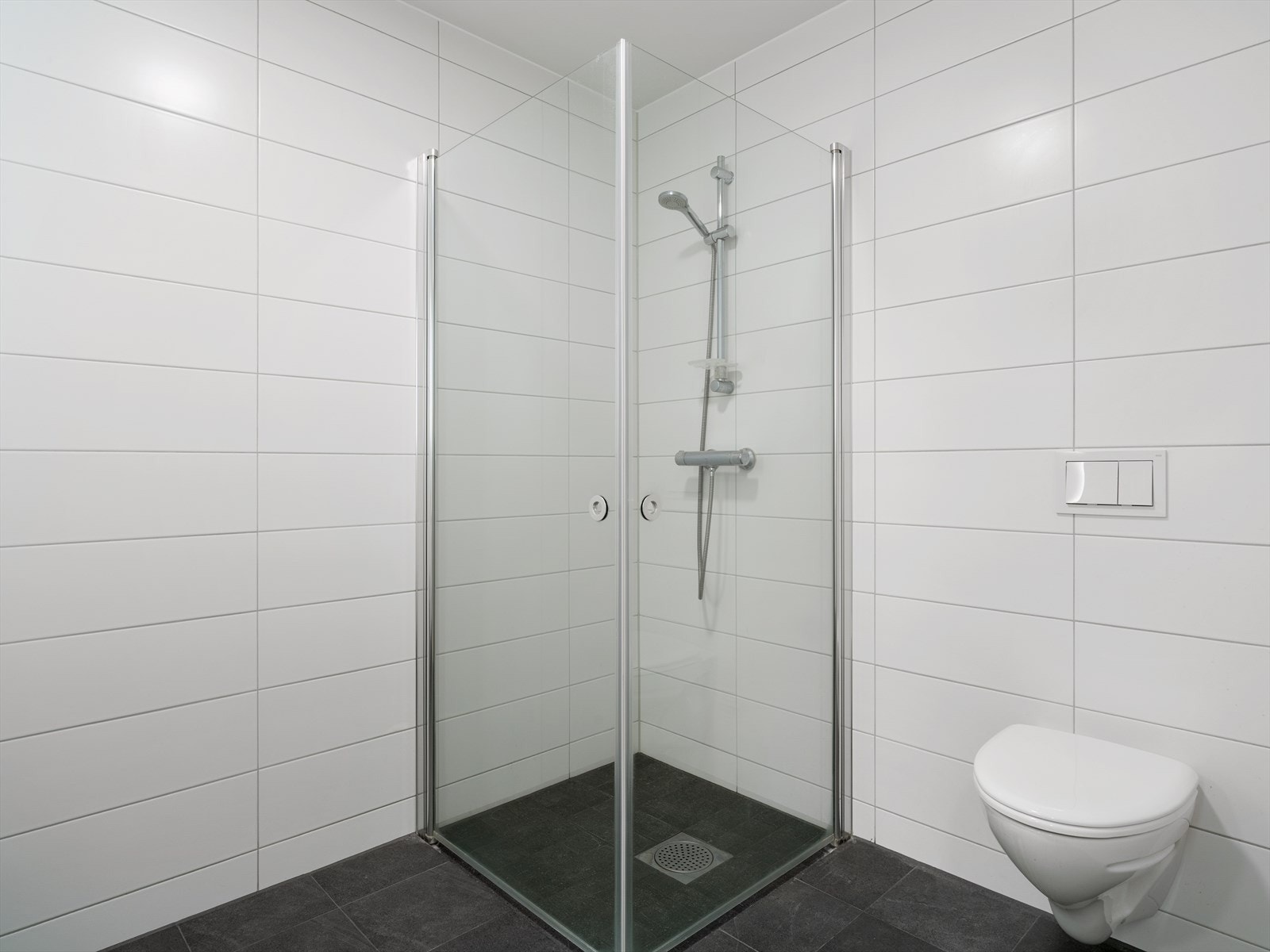 Begge badene er fra byggeåret og har balansert ventilasjon for et sunt inneklima. Galleribilde
