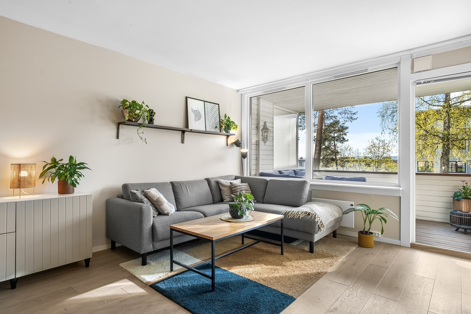 Store vindusflater og balkongdør, begge fra 2021, slipper inn rikelig med dagslys. Galleribilde