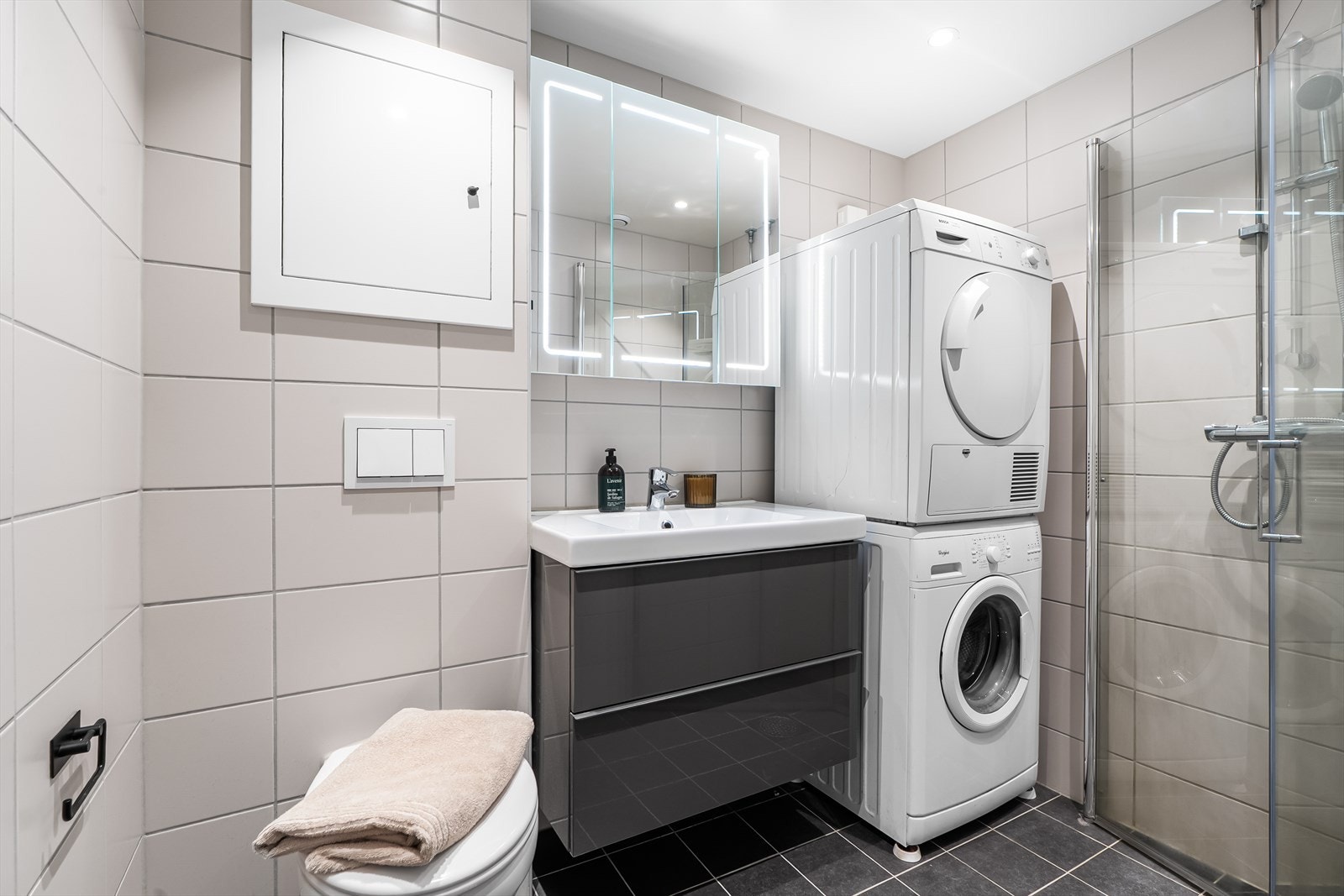 Badet ble pusset opp i regi av borettslaget i 2021. Her er det flislagt gulv med elektriske varmekabler og opplegg for vaskemaskin. Galleribilde