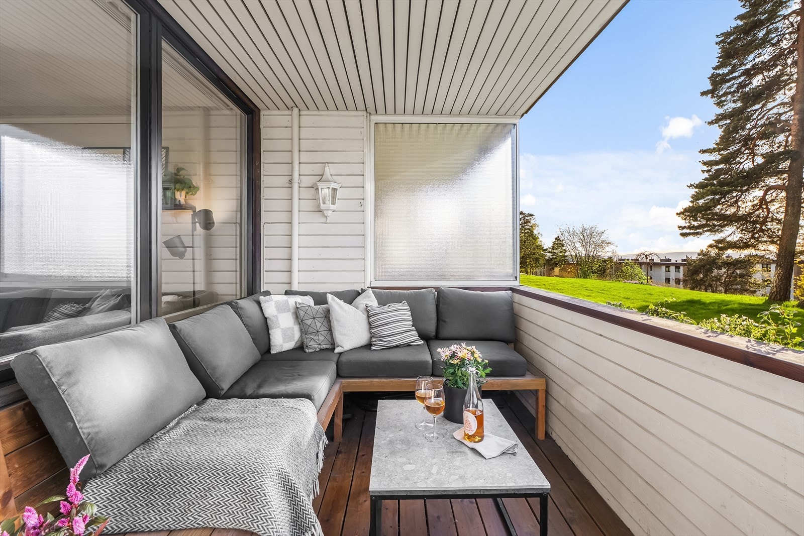 Fra stuen er det utgang til en romslig balkong på ca. 8 m². Her er det god plass til en sittegruppe, med utsyn mot borettslagets grønne fellesarealer. Galleribilde