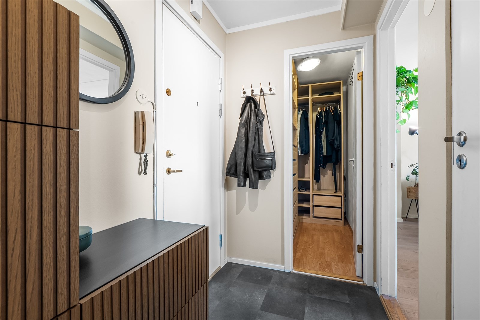 Fra gangen er det adkomst til en praktisk innvendig bod, som gir rikelig med lagringsplass. Galleribilde