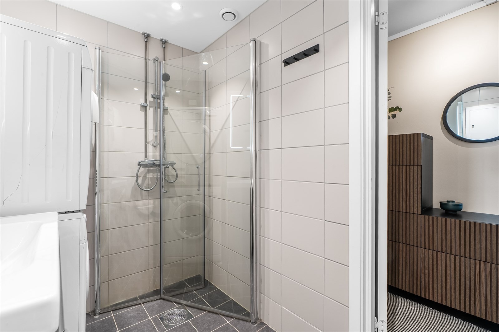 Dusjhjørnet har innfellbare glassdører som utnytter plassen effektivt. Badet har mekanisk avtrekk. Galleribilde