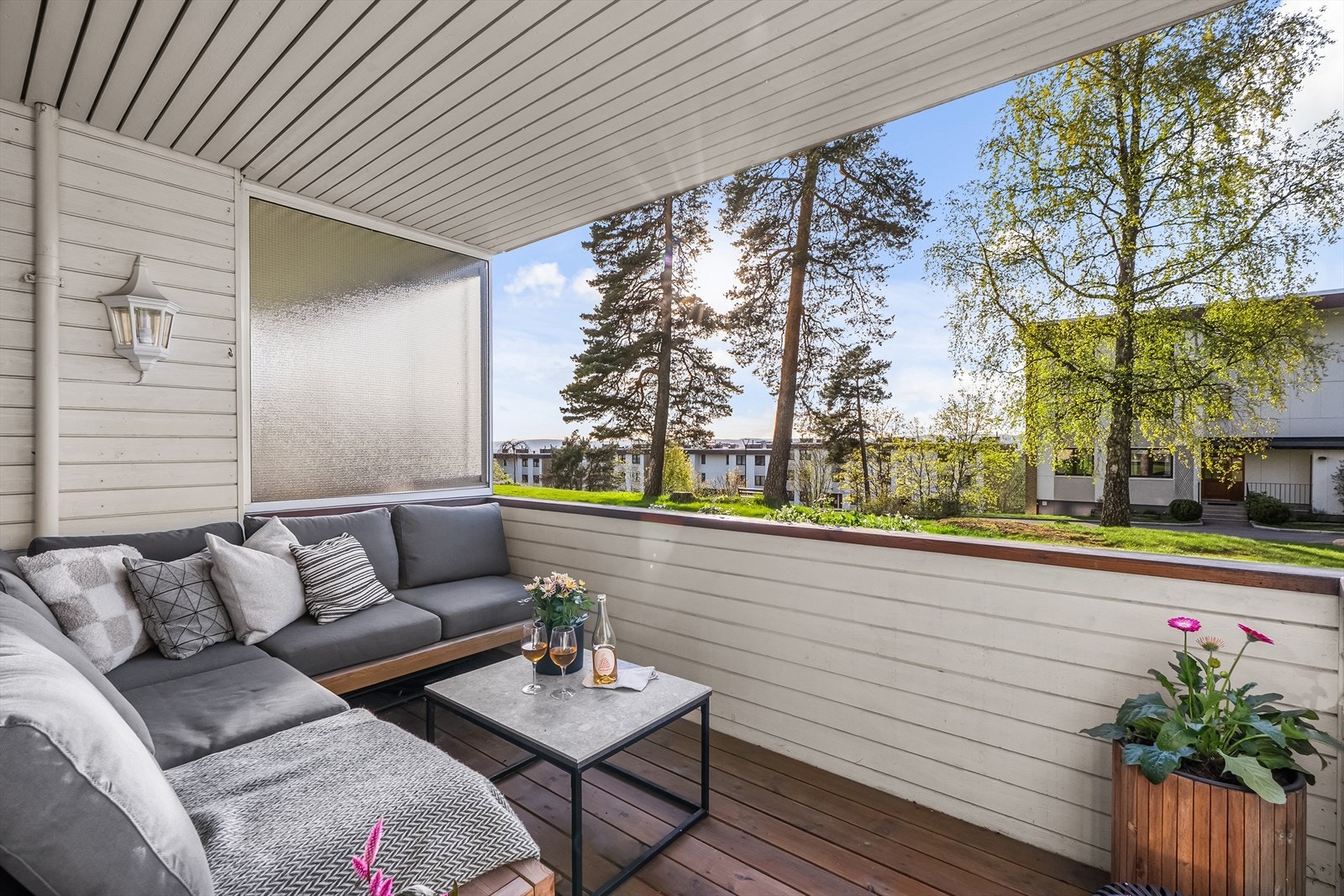 Balkongen er en lun og skjermet uteplass, perfekt som en forlengelse av stuen på varme dager. Galleribilde